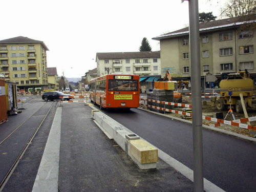 Der Verkehr ist entlang der Baustelle freigegeben