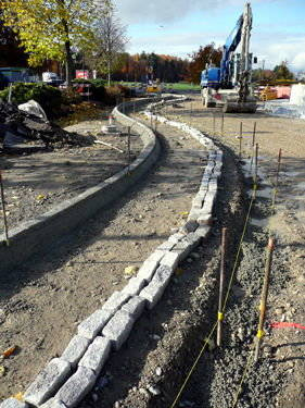 Gleichzeitig mit dem Neubau des Kreisels wird auch das Trottoir 
auf der Südseite der Kirchbergstrasse neu erstellt (Bauphase 2)