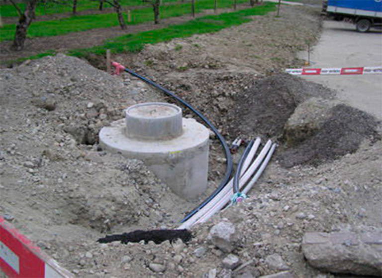 Pumpwerk mit Druckleitung und Kabelschutzrohren