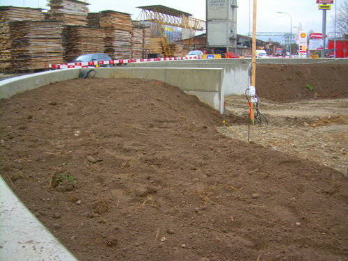 Innen wird der neue Kreisel anhumusiert. Später wird dort eine Buchenhecke gepflanzt, damit der Kreisel 
seinem Namen gerecht wird (Buchmatt)