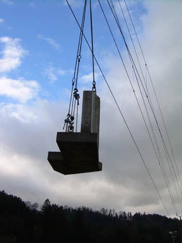 Noch schwebt die Flügelmauer in der Luft