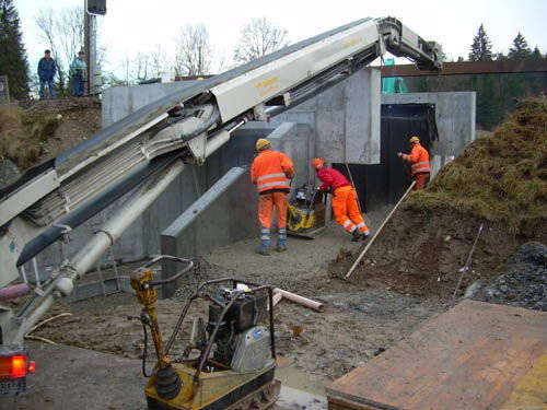 Hinterfüllen mit Sickerbeton