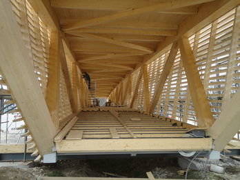 Mit genauer Zimmermannsarbeit wird die Brücke zusammengebaut 