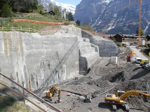 Baugrube Residence, vorne und Baugrube Zwischenbau, hinten am 25.4.07